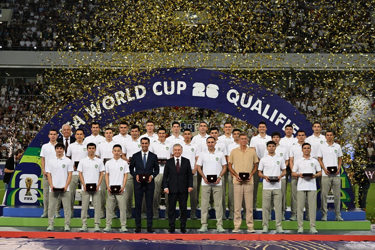 Tarixində ilk dəfə Dünya Çempionatına vəsiqə qazanan Özbəkistanda futbolçulara avtomobil hədiyyə edildi.